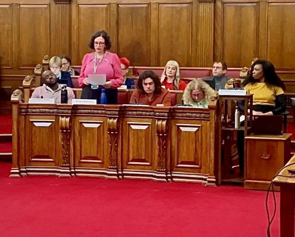 Cllr Flora Williamson speaking at Budget Full Council